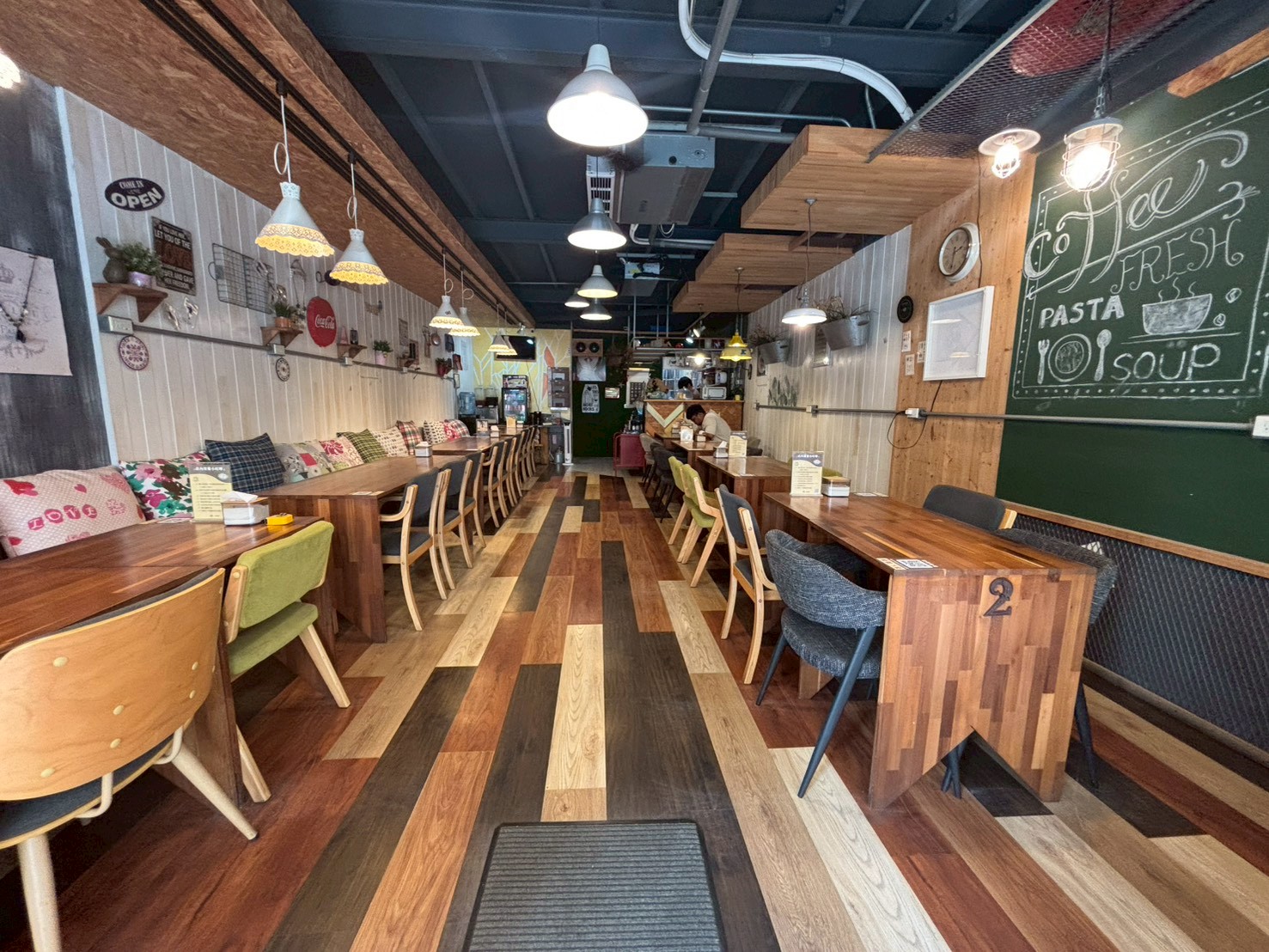 一草義廚餐廳內部空間